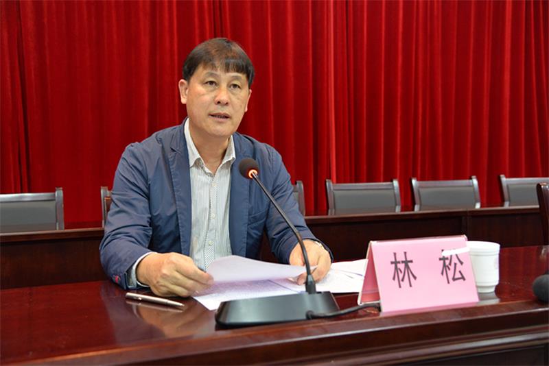 4雷州市安委办主任、市安监局局长林松通报该市“12.20”事故情况.JPG