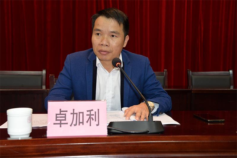 3雷州市政府办副主任卓加利主持会议.JPG