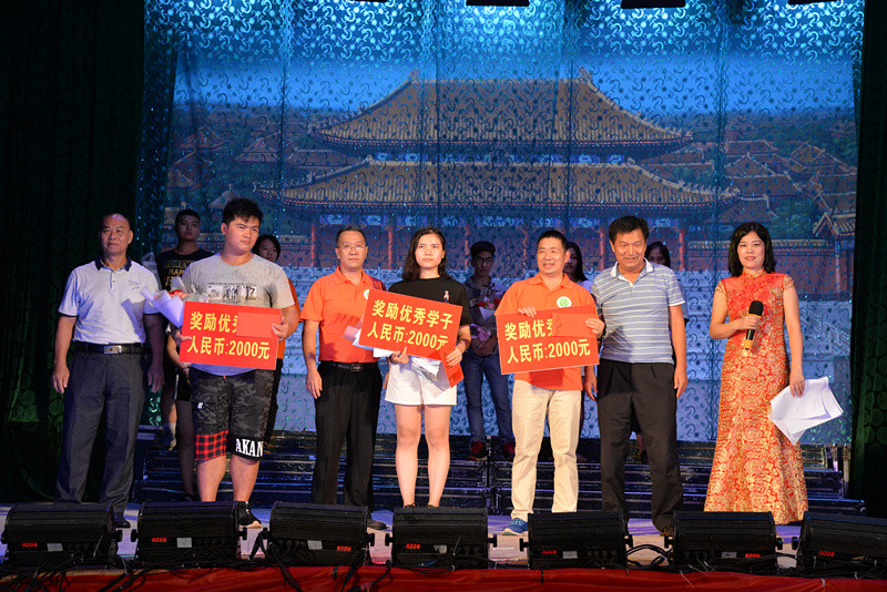与获奖学子合影.JPG