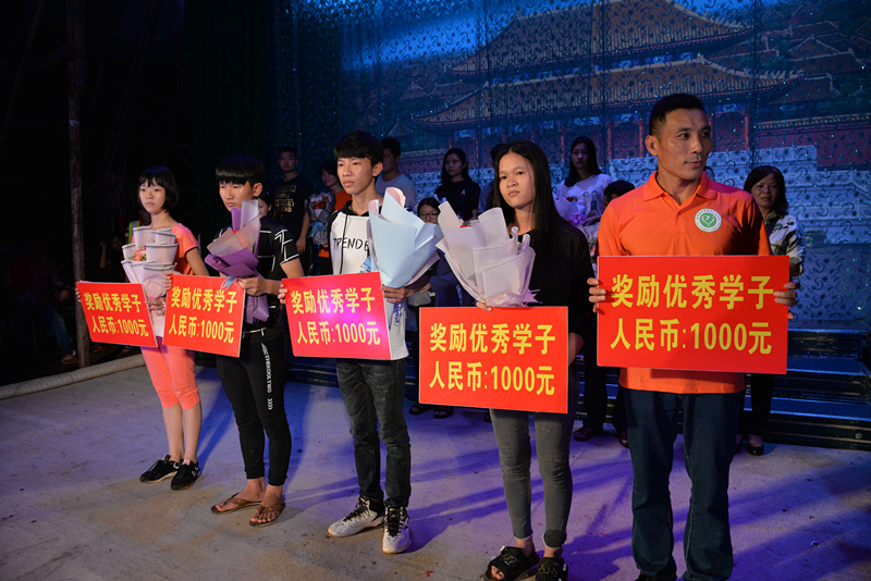 8学子领奖.JPG