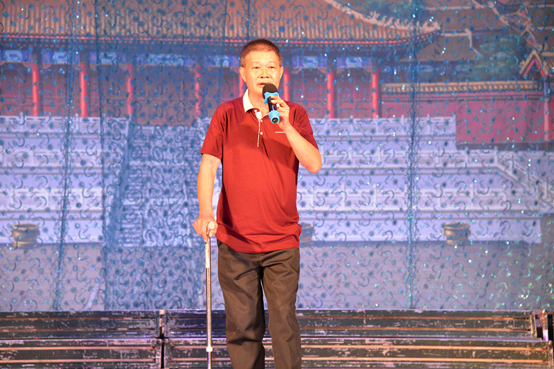 2田丰村党支书勉励学子努力学习，争取更上一层楼.JPG