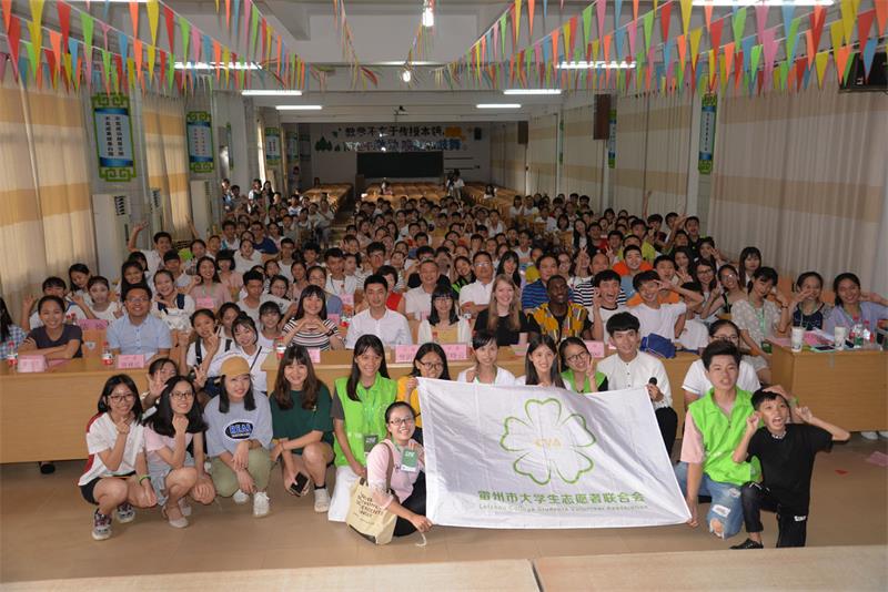 疯狂口语夏令营学员与领导合影.jpg