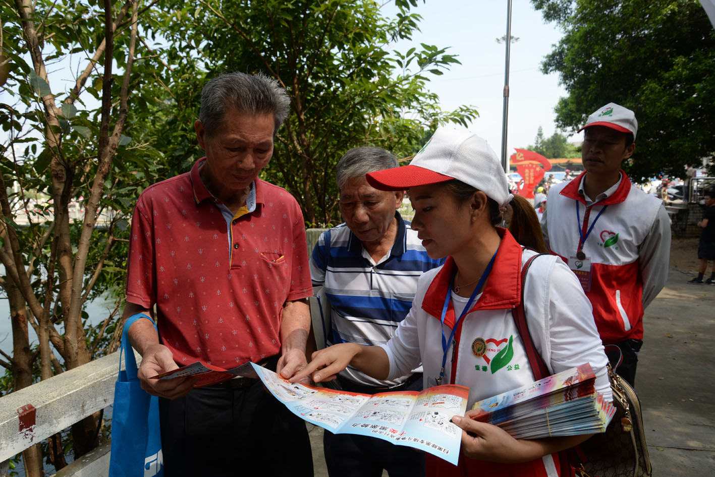 向市民派发“扫黑 除恶 治乱”和“扫黑除恶宣传手册”等宣传资料.JPG