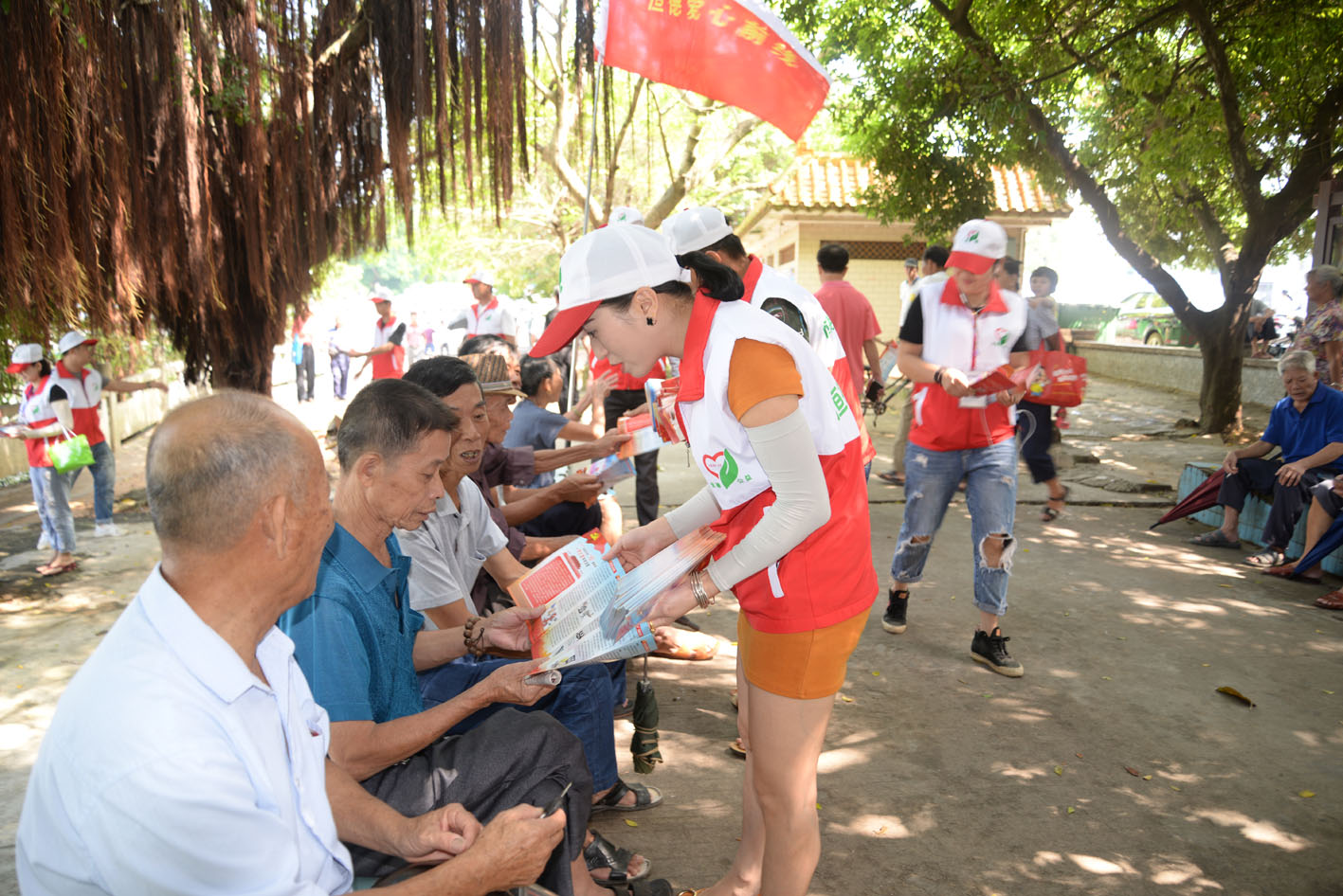 向社区居民普及法制知识.JPG