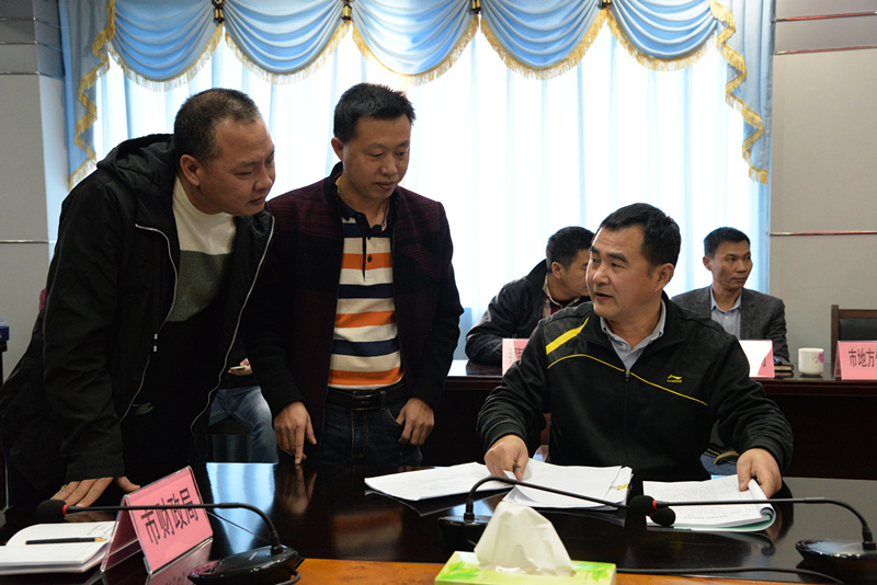 在汇报会上查阅台账资料.JPG