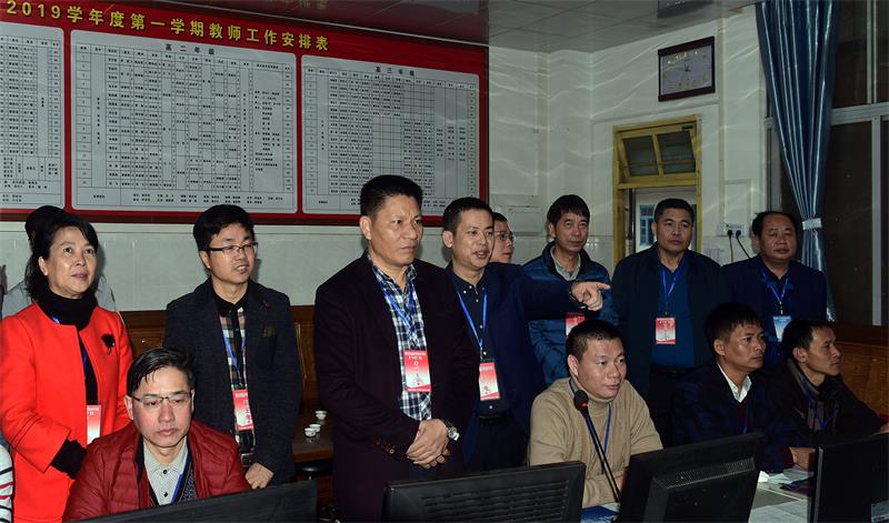 1副市长何培烈一行在市二中巡考时通过视频监控室实时查看考试情况.jpg