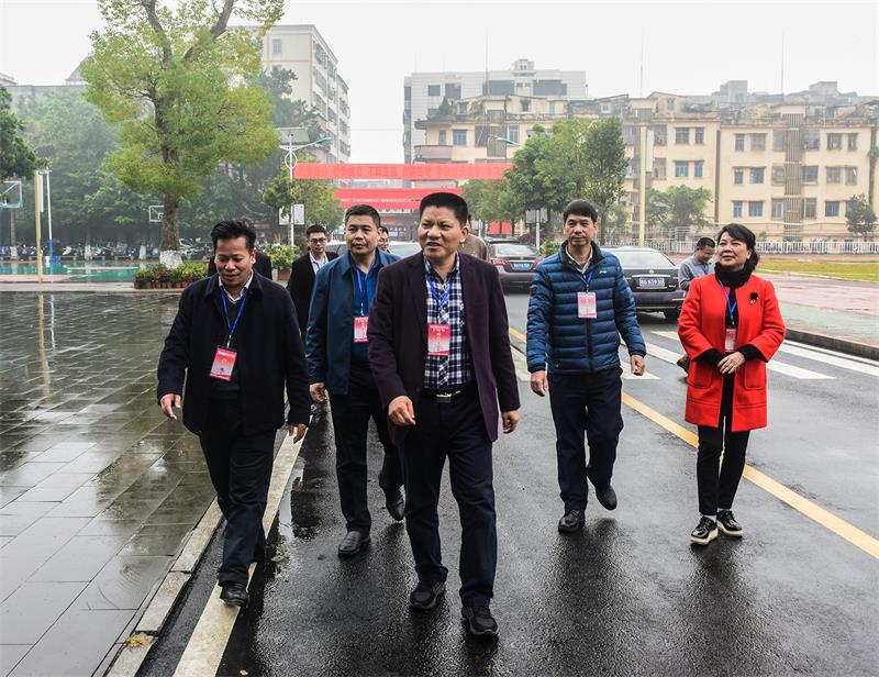 3在市二中考点巡考.jpg