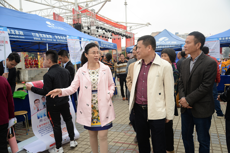 副市长陈玉虹亲临招聘现场了解有关情况.JPG