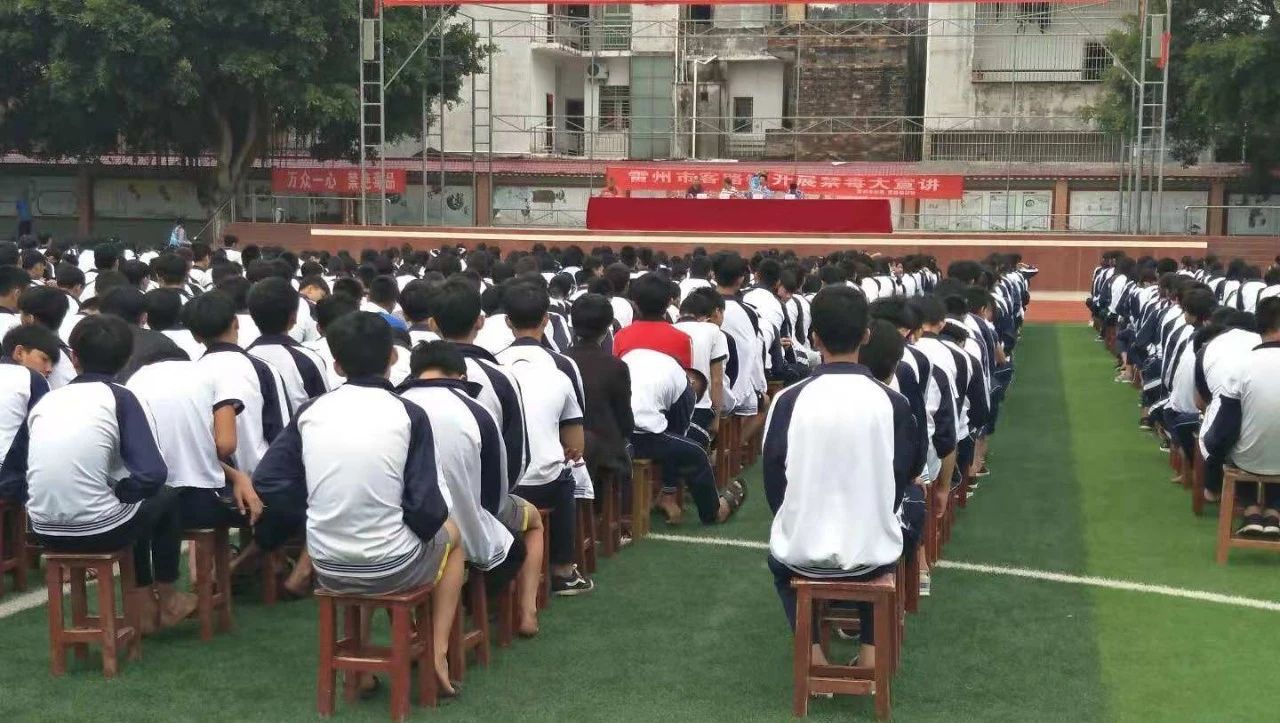 10月18日,客路镇联合市司法局在客路中学举办了一场禁毒大宣讲禁毒
