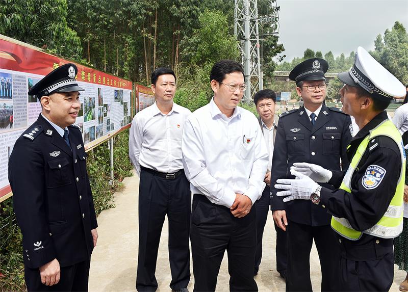郑人豪在李雄光,梁亚雄等陪同下研究我市禁毒重点整治工作