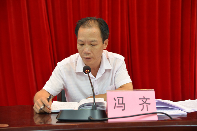 5雷州市纪委工会主席冯齐对市农信社不良贷款清收工作作了布置.jpg