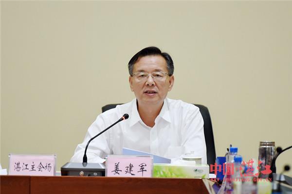 收看收听了省的会议后,湛江市紧接着召开全市防御当前台风视频会商会