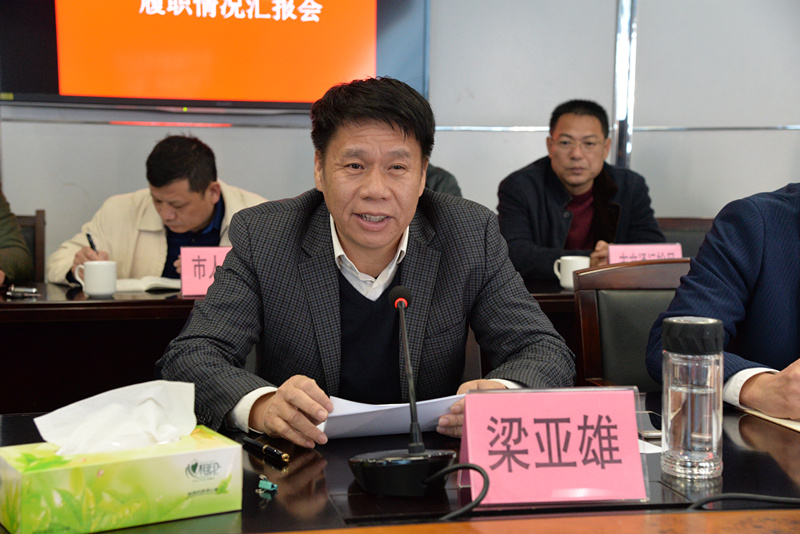 3市委副书记,市长梁亚雄代表市党政领导班子作了述职报告.jpg