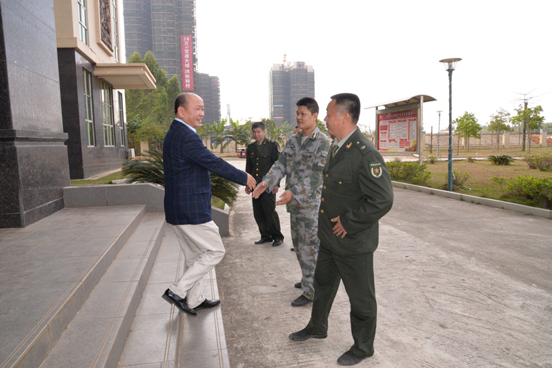 1与人武部官兵亲切握手.jpg