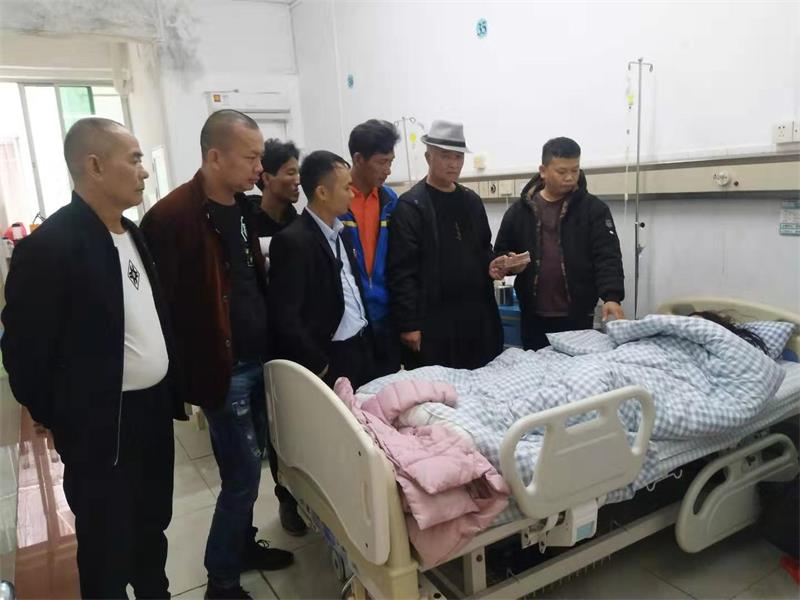 在广东医学院附属医院病房看望患者.jpg