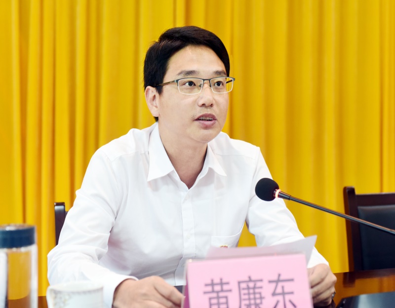梁亚雄发言表示,坚决拥护湛江市委的决定,绝对服从组织的安排,也由衷