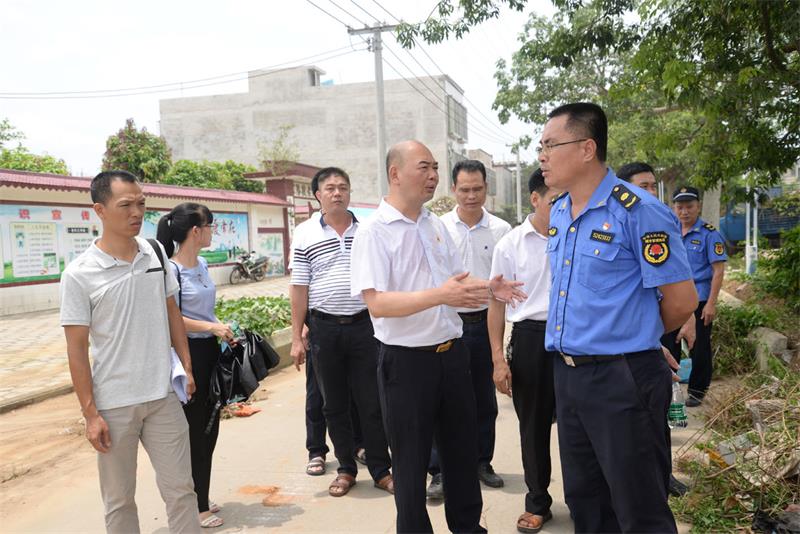 镇党委书记卓堪龙在现场指挥.jpg