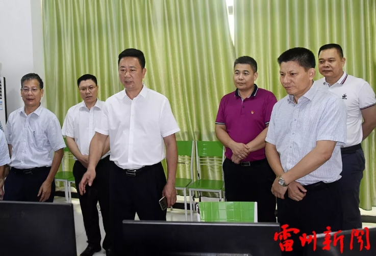 市委书记李雄光率队,深入到市一中新校区和湛江市实验中学等考点察看