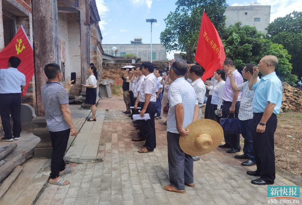 全体党员面对鲜红的党旗，重温入党誓词。.jpg