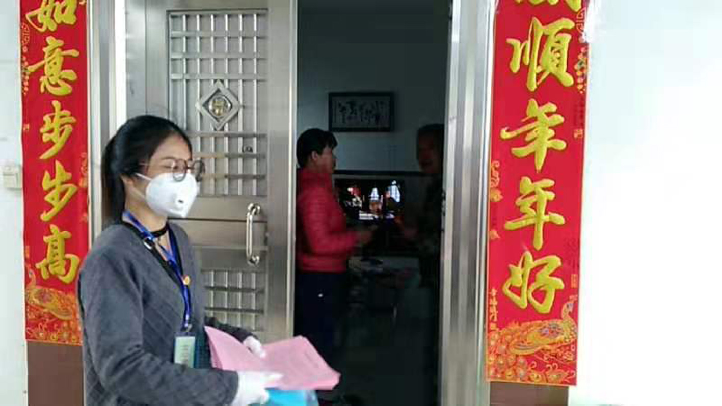 上门向村民发放宣传资料.jpg