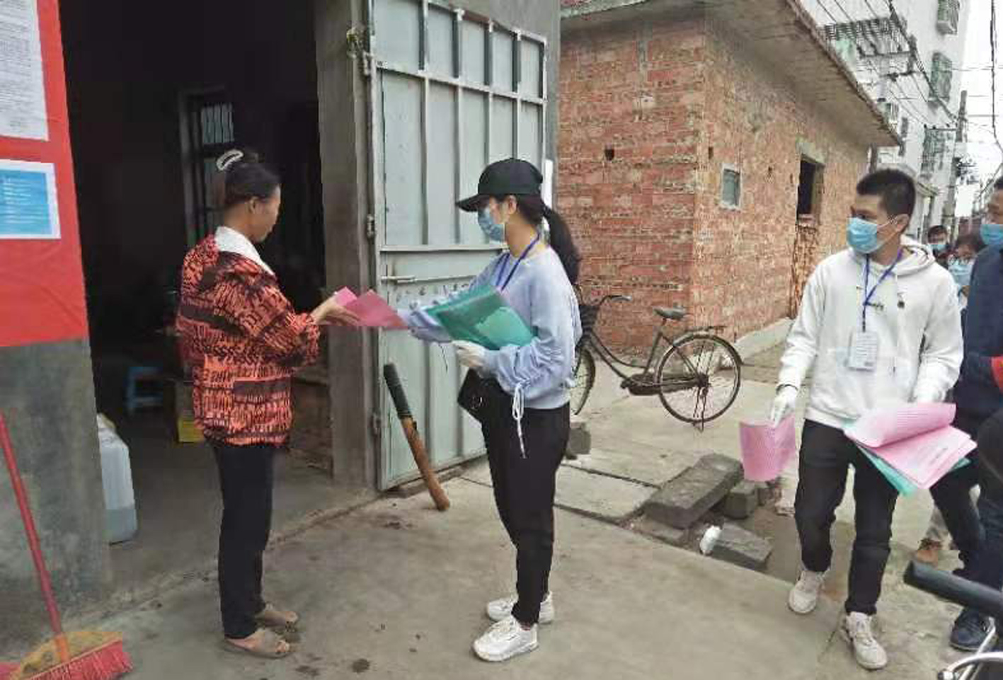 上门宣讲防控知识.jpg