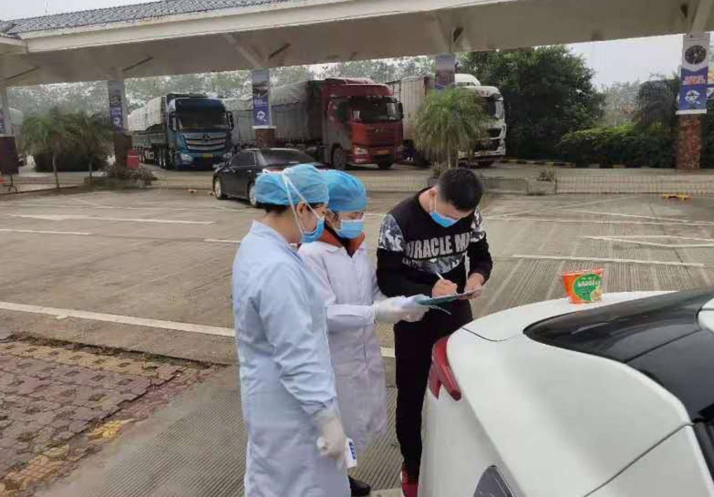 在高速路口检测点做好回乡人员疫情排查工作.jpg