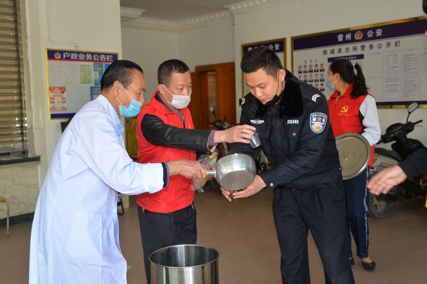 金碧园社区志愿者与雷州籍“广东好人”李桂送中草药汤到派出所.JPG
