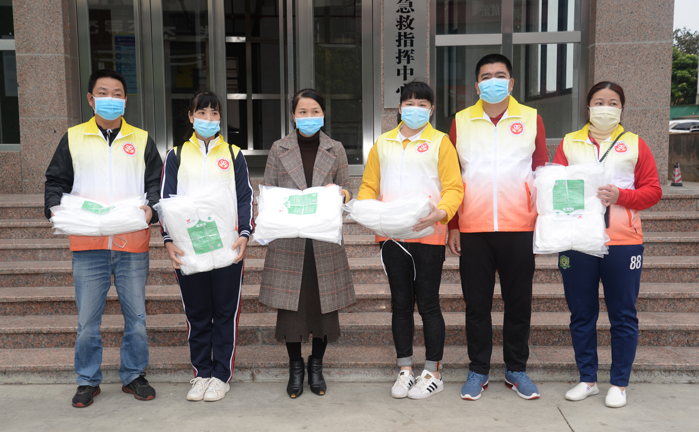 经团雷州市委牵头组织，市正好善学爱心协会给市人民医院捐赠25套防控服.JPG