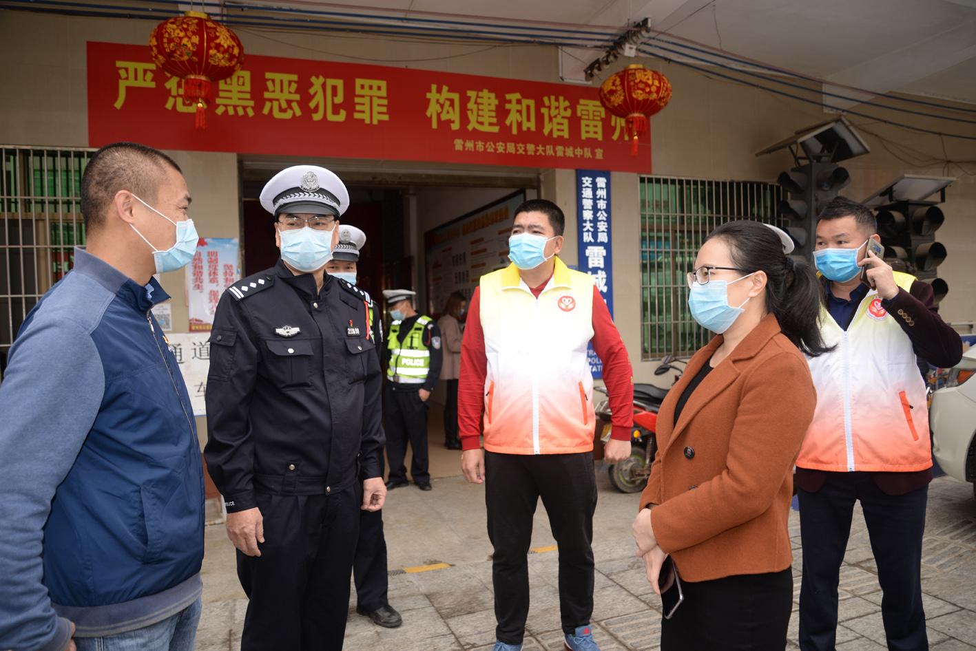 团雷州市委书记林伟辉、副书记余开涛到现场为市交警中队捐赠防护服及口罩.JPG