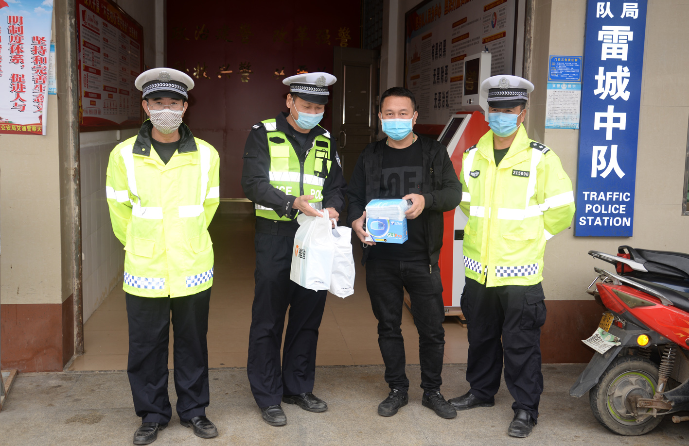 2月20日，雷州富隆雅迪电动车城给雷州交警中队捐赠口罩300个，给雷州交警大队捐赠口罩200个。.JPG