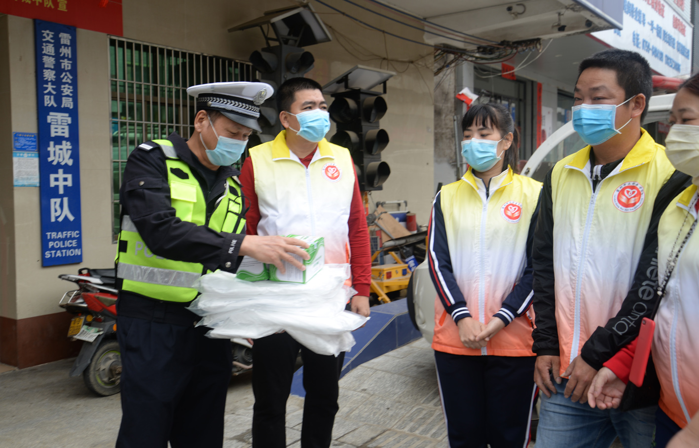 经团雷州市委牵头组织，市正好善学爱心协会给市交警中队捐赠5套防护服及100个口罩.JPG