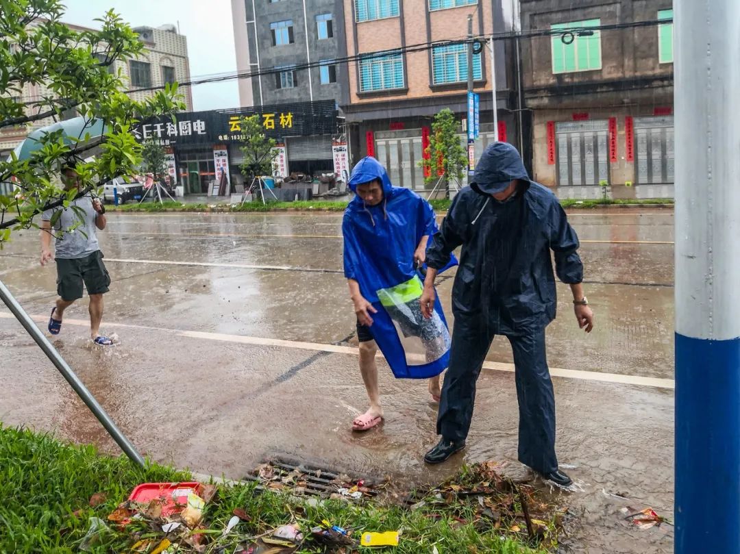 暴雨中纪家镇党员干部及时抢险-雷州市人民政府网站