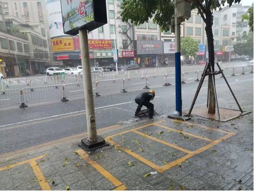 雷州市城综局全力防涝保畅通01.jpg