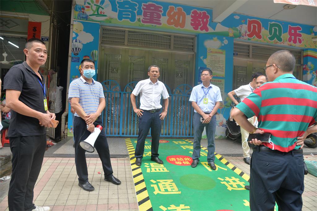 执法人员对无证幼儿园的创办者进行法律法规宣传和政策宣讲.jpg