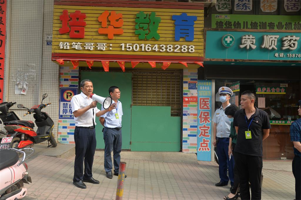 执法人员在进行法律法规宣传和政策宣讲.jpg