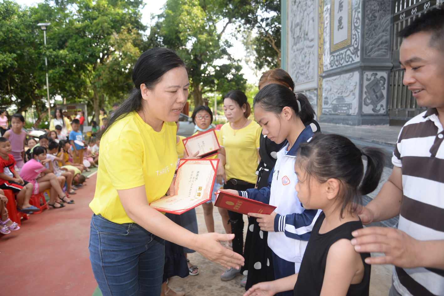 市妇联主席陈小华出席了颁奖仪式并为获奖者颁奖。.JPG