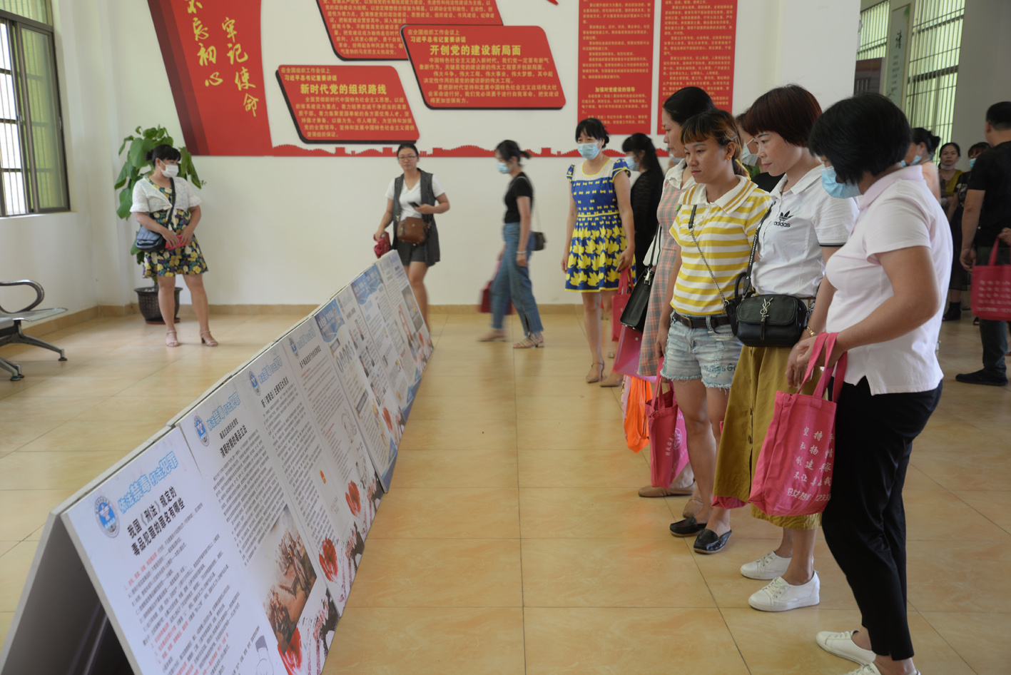 与会人员观看展板.JPG