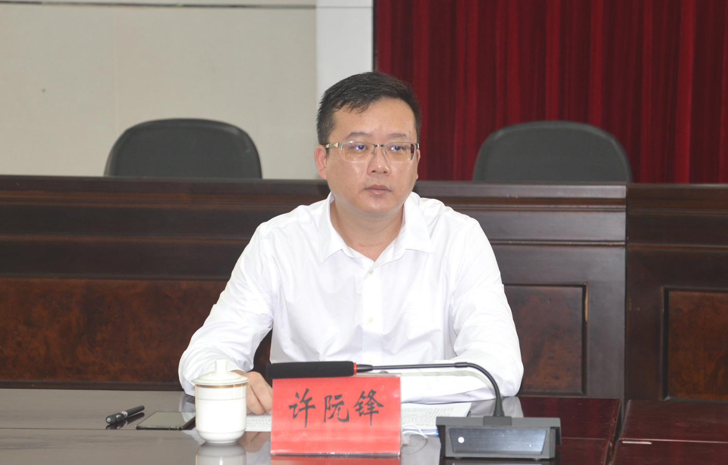 市委常委、组织部长徐永峰出席会议.JPG