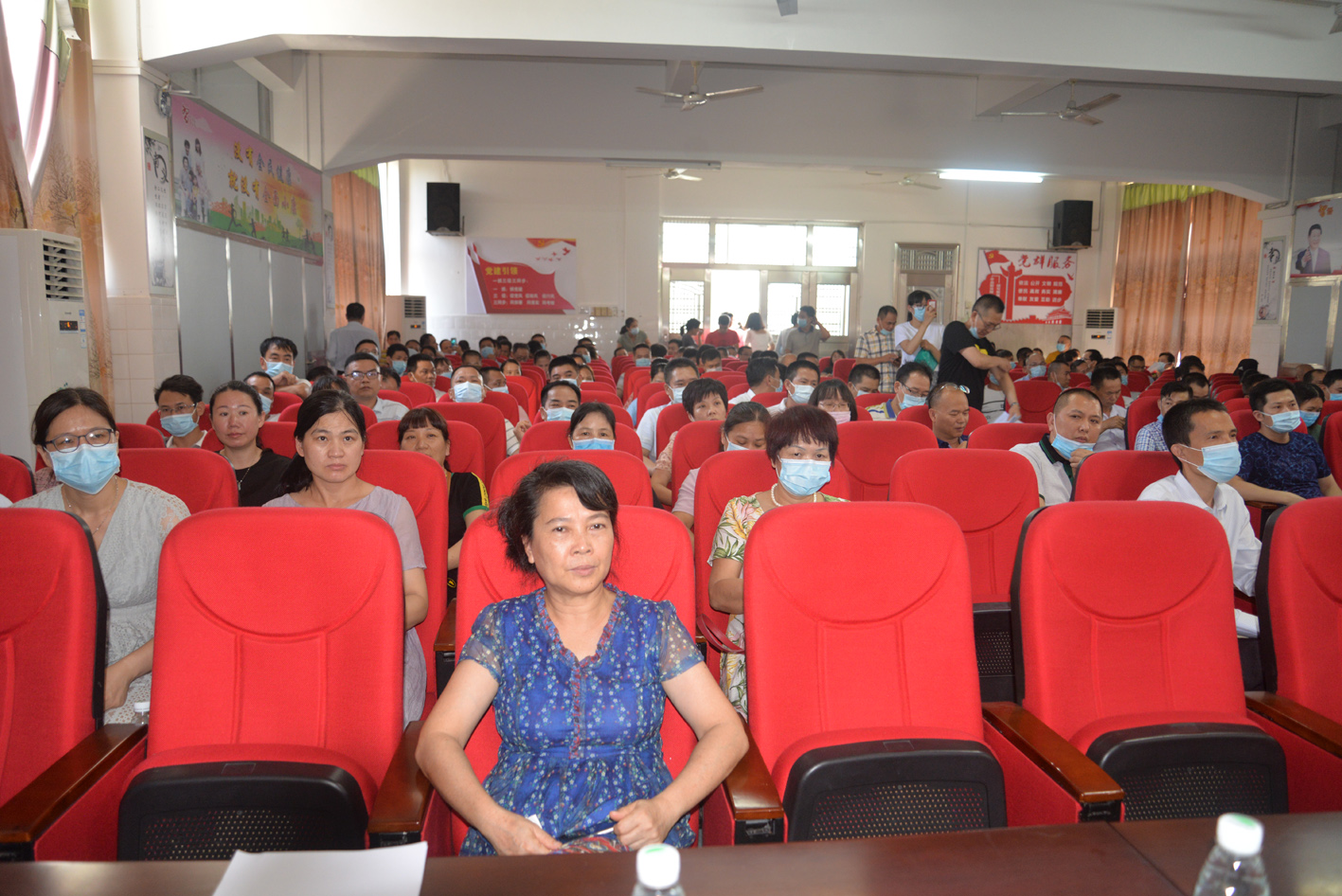 市人大常委会副主任颜坚聆听了讲座.JPG