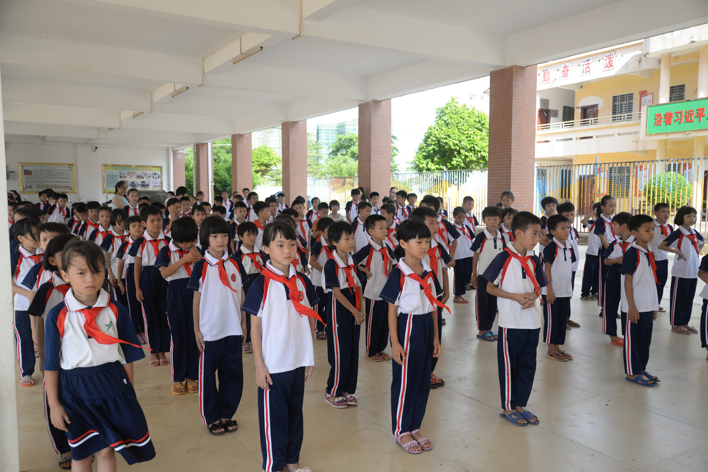 学生接受安全教育.JPG