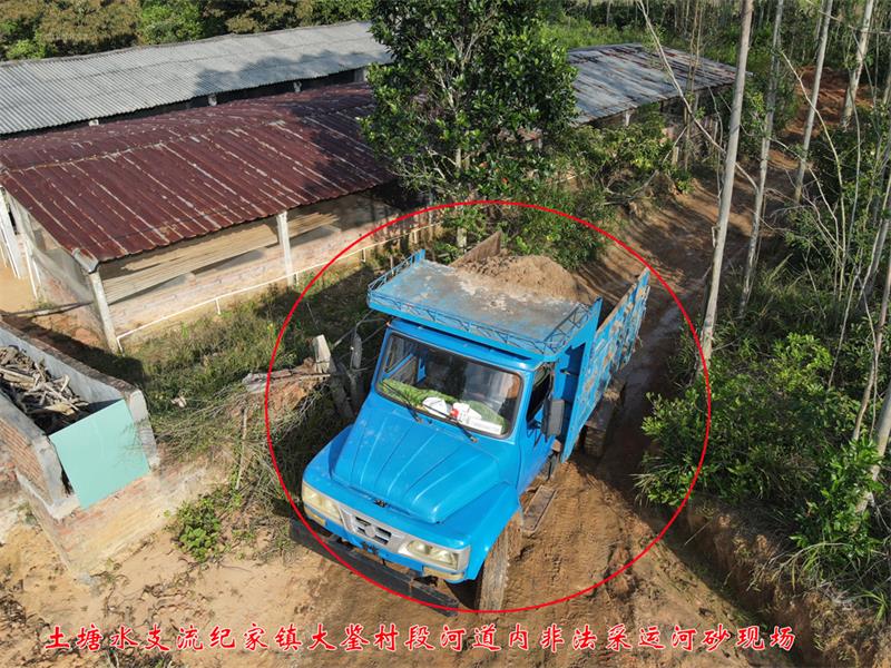 附件1.非法运输河砂现场.JPG