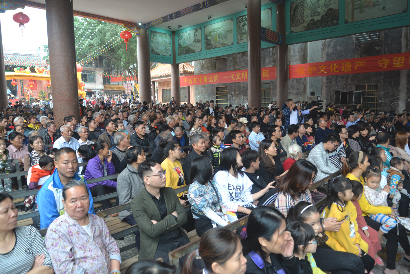 附近村民等3000多人参加了揭牌仪式.JPG