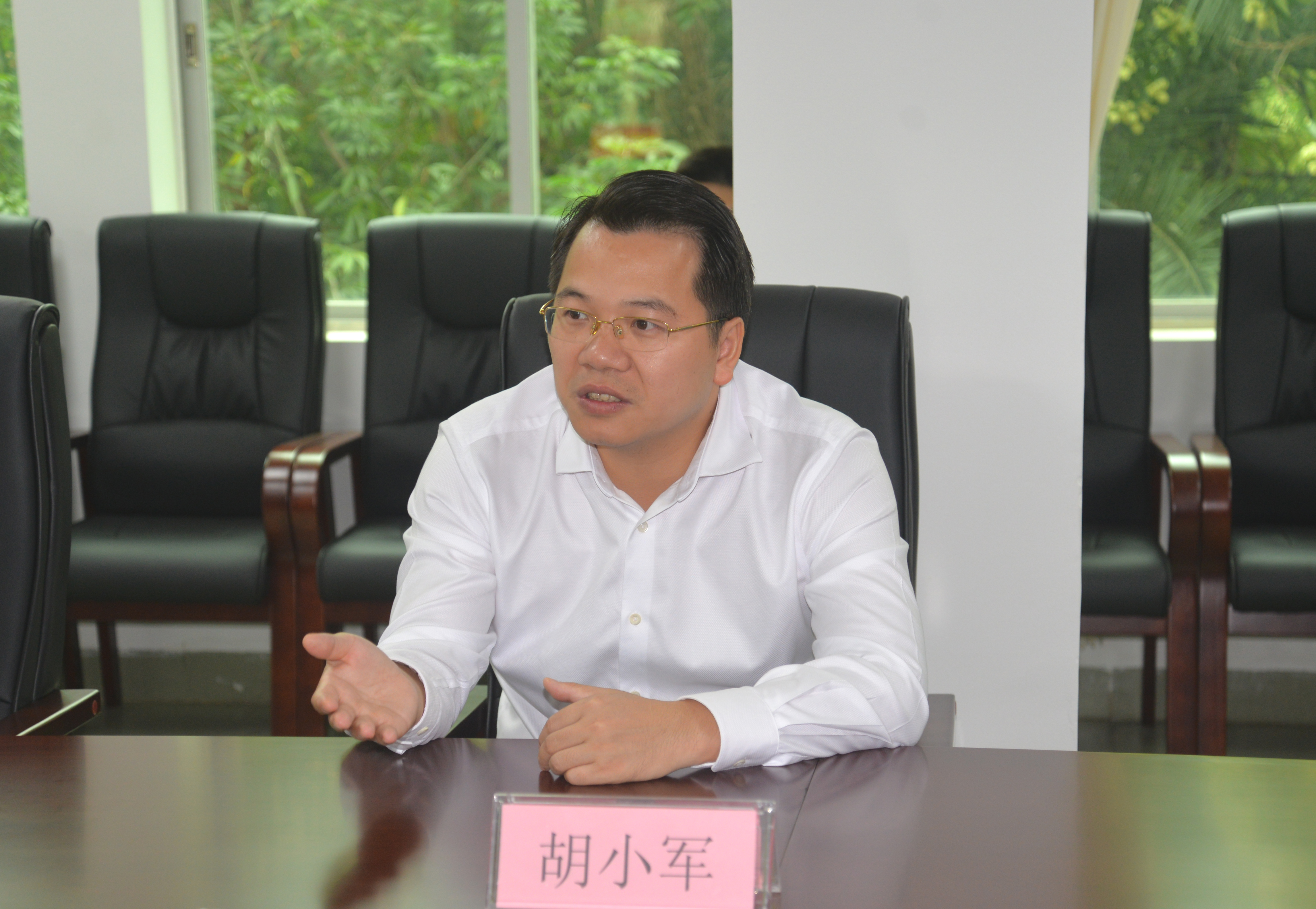 座谈会上,胡小军代表市委,市政府向为消防安全事业长期奋战的一线