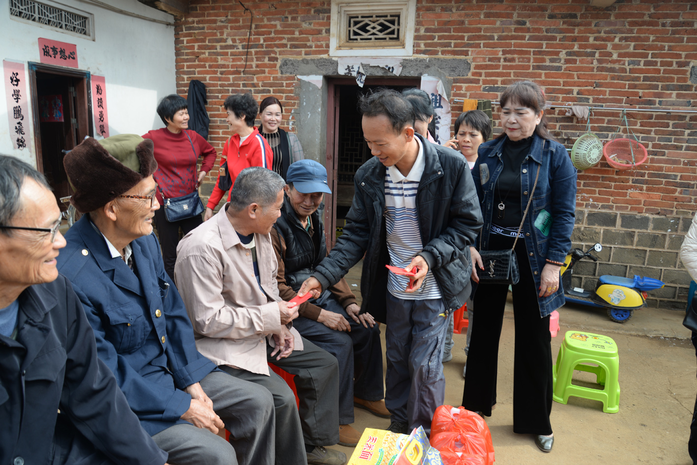 在田家村给老人送上慰问品和红包.JPG