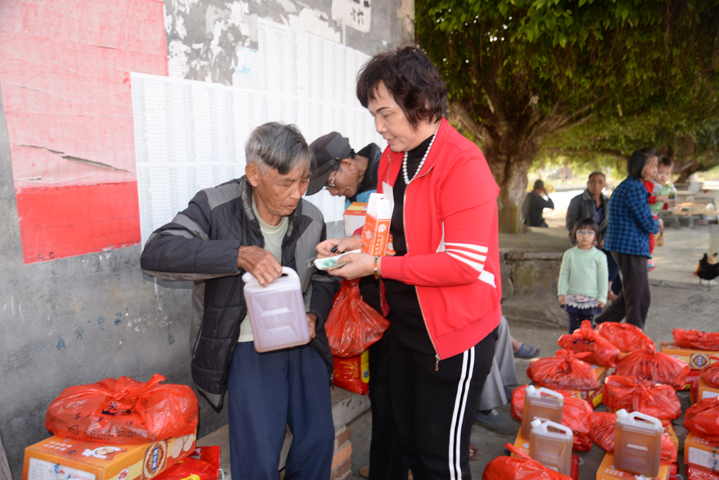 村民方大伯连声称赞“好人，珠姐！”.JPG