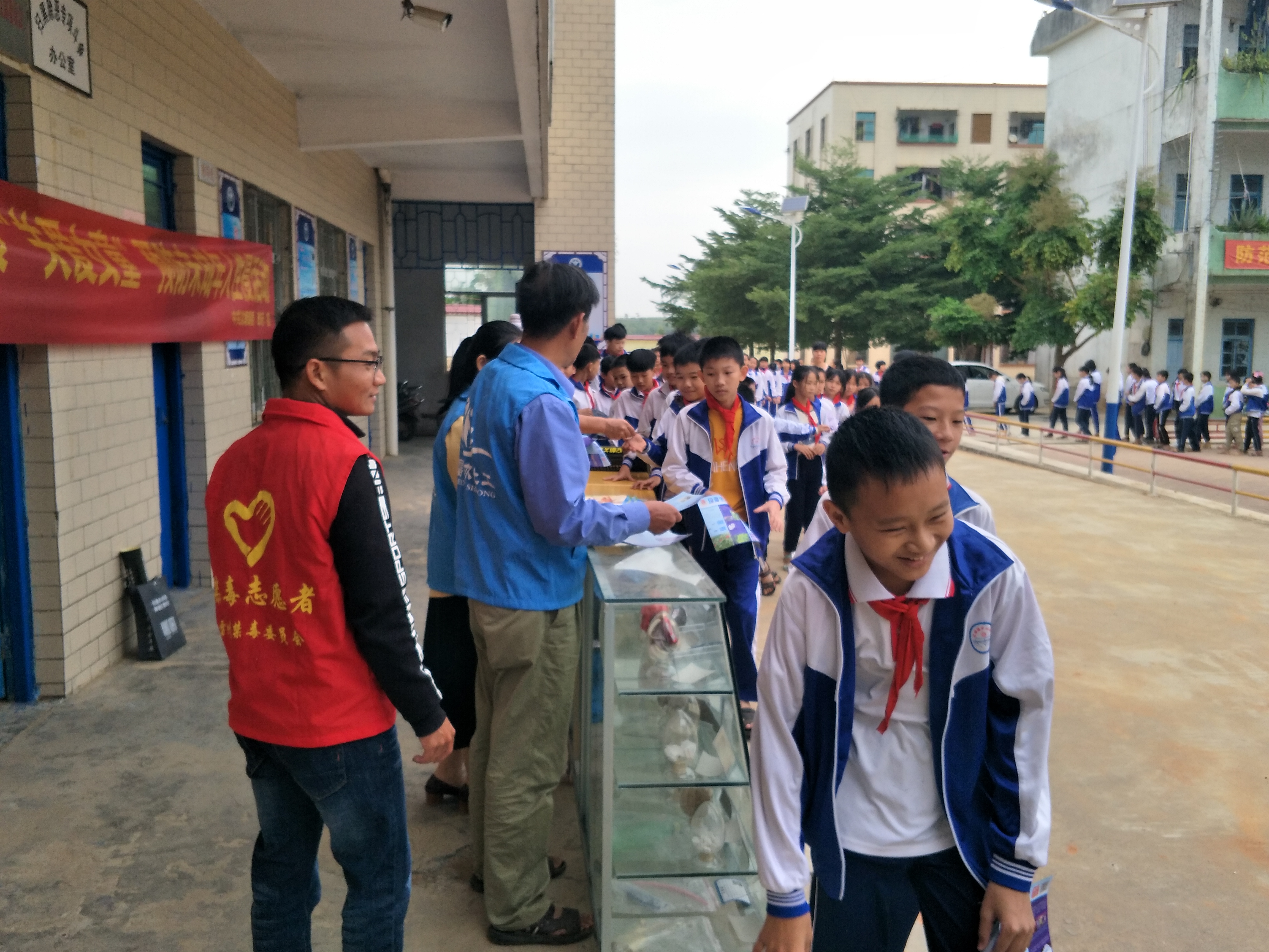 禁毒社工给同学们发放禁毒宣传资料.jpg